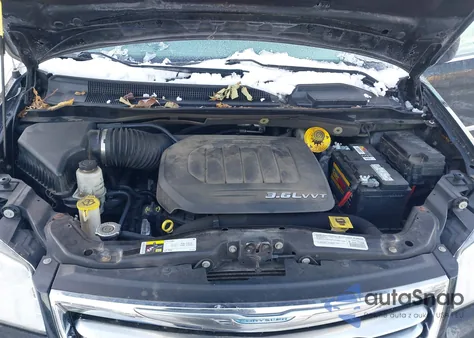 2015 Chrysler Town & Country Touring z USA, uszkodzony, nr VIN 2C4RC1BG4FR621111